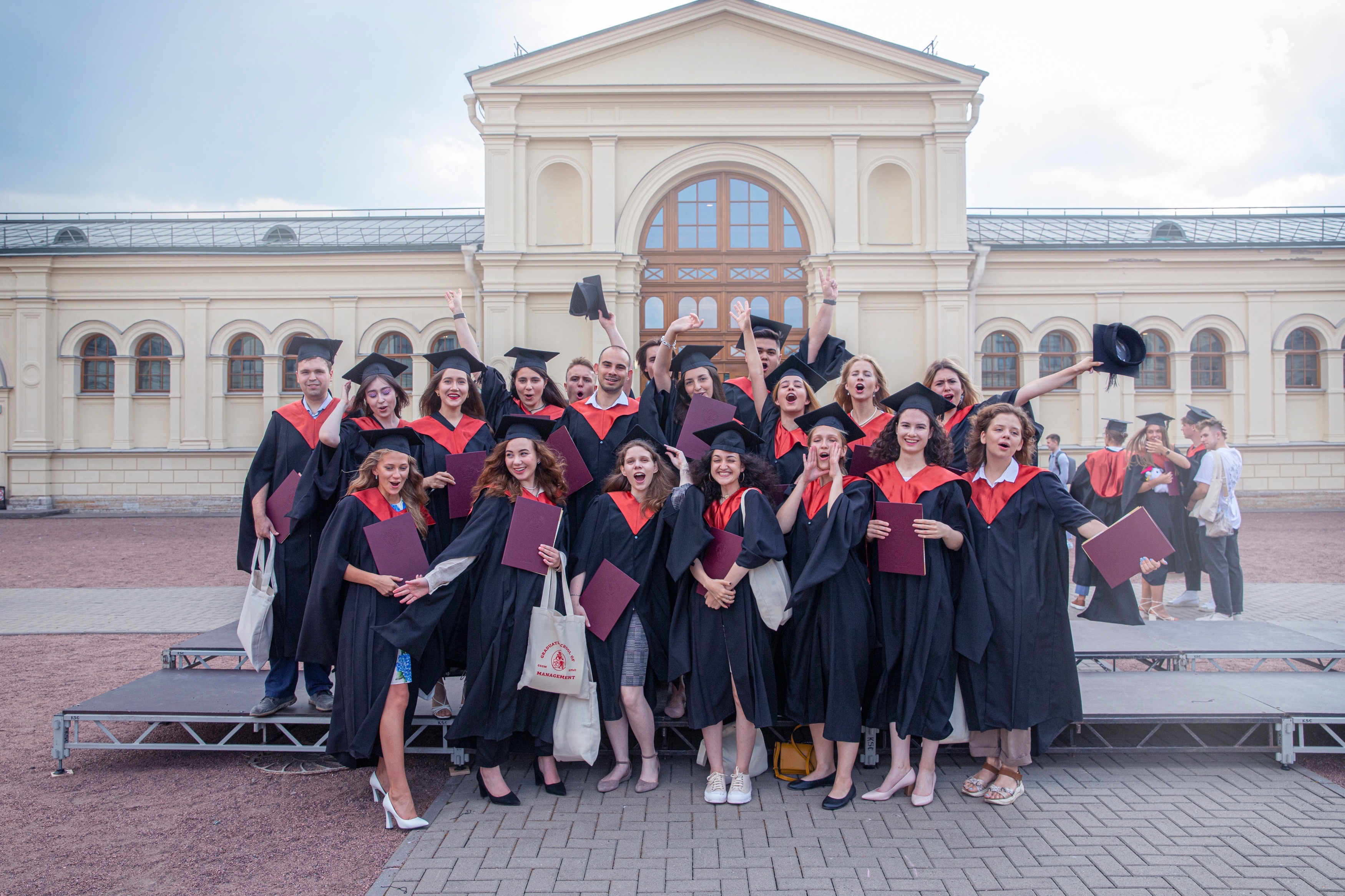 Партнеры, выпускники и друзья поздравляют ВШМ СПбГУ с получением «тройной короны» 